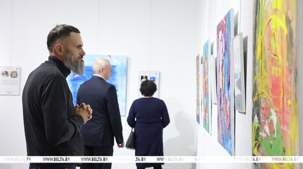 "Чтобы каждый смог рассказать миру о себе". Инклюзивная выставка "Краски говорят" открылась в Минске