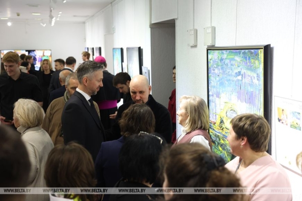 "Чтобы каждый смог рассказать миру о себе". Инклюзивная выставка "Краски говорят" открылась в Минске