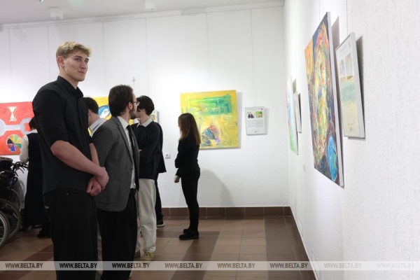 "Чтобы каждый смог рассказать миру о себе". Инклюзивная выставка "Краски говорят" открылась в Минске