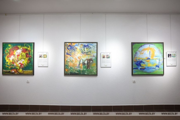 "Чтобы каждый смог рассказать миру о себе". Инклюзивная выставка "Краски говорят" открылась в Минске