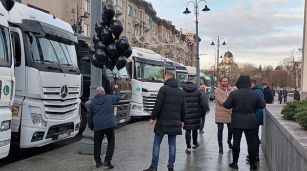 Растут убытки и недовольство. В Вильнюсе автоперевозчики проводят акцию протеста Растут убытки и недовольство. В Вильнюсе автоперевозчики проводят акцию протеста