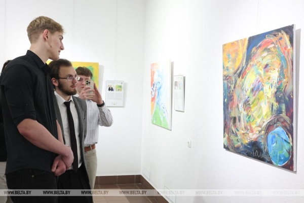 "Чтобы каждый смог рассказать миру о себе". Инклюзивная выставка "Краски говорят" открылась в Минске
