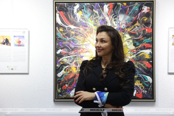 "Чтобы каждый смог рассказать миру о себе". Инклюзивная выставка "Краски говорят" открылась в Минске