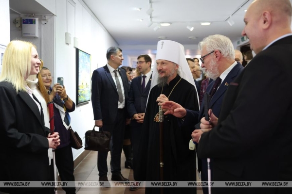 "Чтобы каждый смог рассказать миру о себе". Инклюзивная выставка "Краски говорят" открылась в Минске