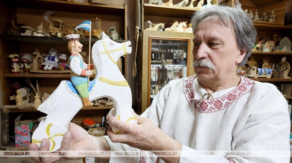 Вытинанки, набивки на ткани, старинные игрушки из дерева. Чему учат детей в Доме ремесел Глубокого Вытинанки, набивки на ткани, старинные игрушки из дерева. Чему учат детей в Доме ремесел Глубокого