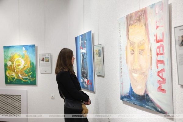 "Чтобы каждый смог рассказать миру о себе". Инклюзивная выставка "Краски говорят" открылась в Минске
