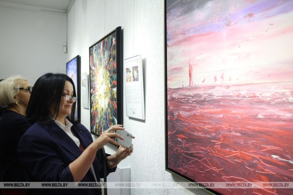 "Чтобы каждый смог рассказать миру о себе". Инклюзивная выставка "Краски говорят" открылась в Минске