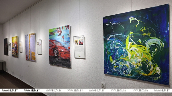 "Чтобы каждый смог рассказать миру о себе". Инклюзивная выставка "Краски говорят" открылась в Минске