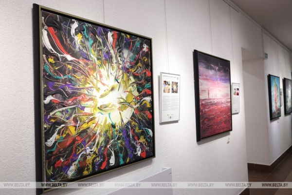 "Чтобы каждый смог рассказать миру о себе". Инклюзивная выставка "Краски говорят" открылась в Минске