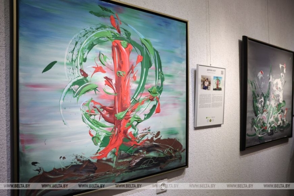 "Чтобы каждый смог рассказать миру о себе". Инклюзивная выставка "Краски говорят" открылась в Минске