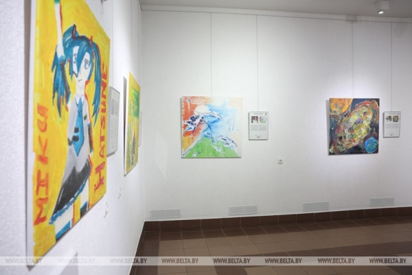 "Чтобы каждый смог рассказать миру о себе". Инклюзивная выставка "Краски говорят" открылась в Минске