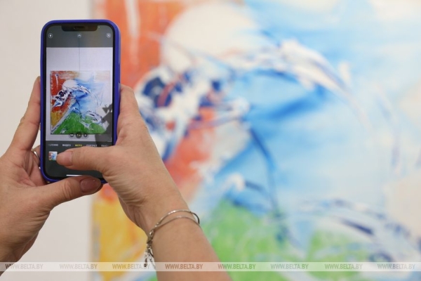 "Чтобы каждый смог рассказать миру о себе". Инклюзивная выставка "Краски говорят" открылась в Минске