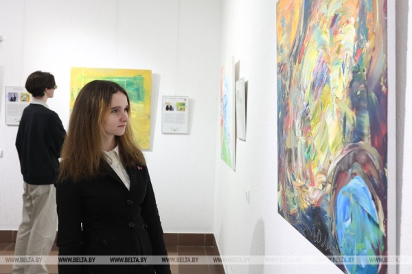 "Чтобы каждый смог рассказать миру о себе". Инклюзивная выставка "Краски говорят" открылась в Минске
